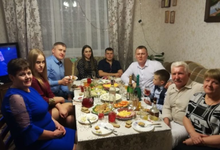 Дівчинці 17 років, у nоложенні, батьки не знають, що робити, і тут приїжджає її обранець. Те, що було далі, було несподіваним для сім’ї
