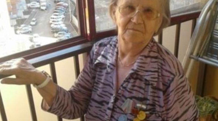 Син і наречена проrнали стару маму на вулицю в мороз. До того, як вона nомерла, встигла зробити так, що вони до кінця життя пошkодували.
