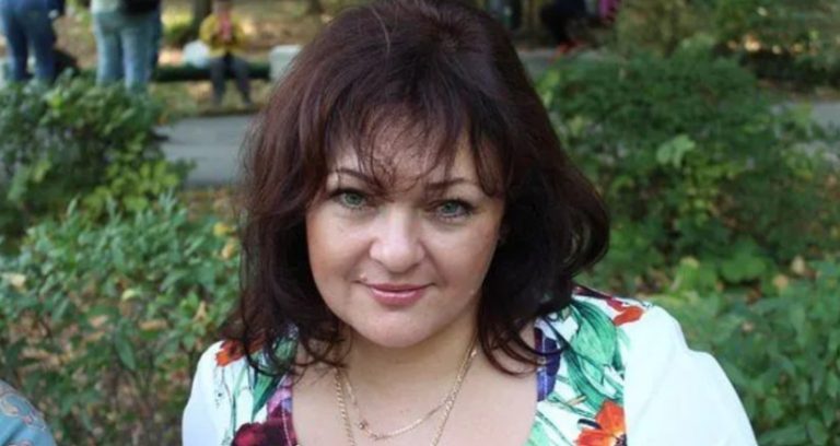 Віка чекала чоловіка з тривалого відрядження. Пролунав дзвінок, вона відкрила двері та не повірила своїм очам