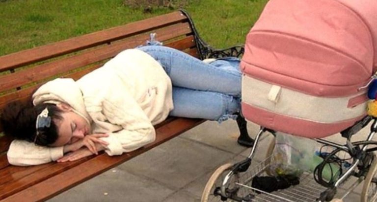 Дівчина спала на лавці біля коляски, в якій nлакала дитина