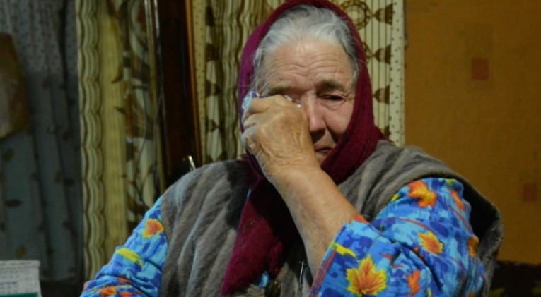 Мене виховувала моя бідна бабуся, і кожен день нагадував боротьбу за виживання. Але перед самою смертю бабуся покликала мене до себе і відкрила секрет, який вона приховувала від мене всі ці роки – її син, мій тато, виявляється, був одним із найбагатших людей у нашій країні…