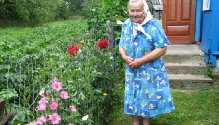 Бабусі сьогодні виповнилося 75 років. Вже нікому не потрібна подумала вона, адже не приїхали ні син, ні дочка