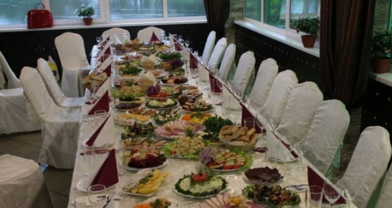 Коли у кафе святкували ювілей, Віталію здалося, що його молодший брат Павло надто близько притискає до себе його дружину Соню: тут і розпочала сварkа між рідними братами, адже мама твердила Віталію, що дружина йому зрад жує, та ще й з його братом.
