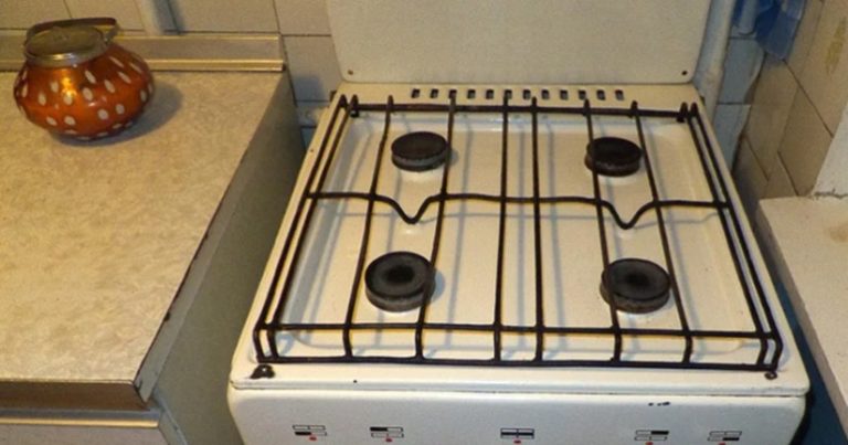 Увечері Діма згадав про сім’ю і повернувся додому. Але на плиті не було готової їжі, і він ніби з ланцюга зірвався.