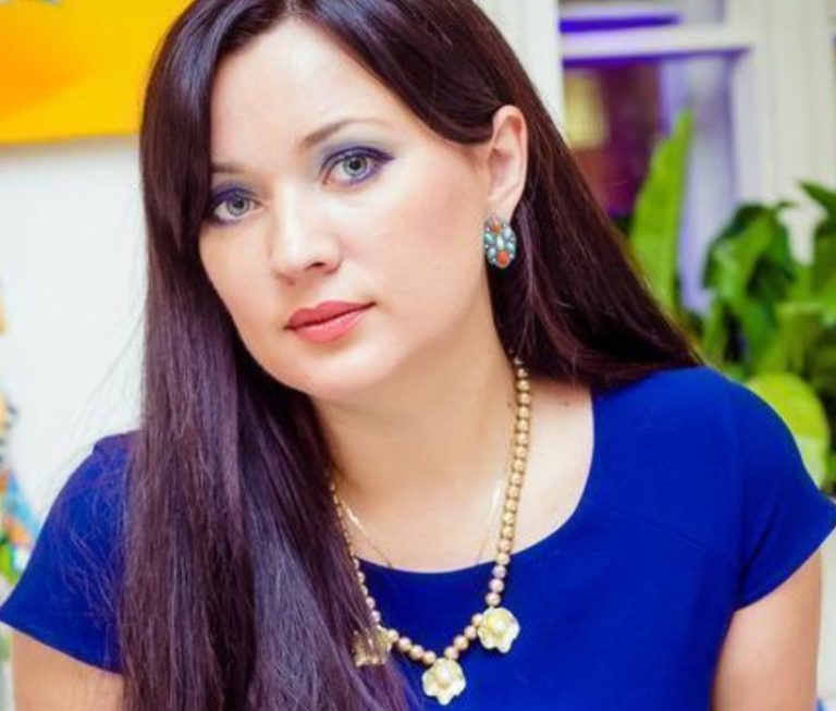 Катя зacтyкала чоловіка із сусідкою. Більше його прощати вона не збиралася.