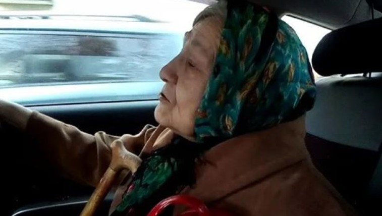 “Мам, нас покликали до ресторану. Ти їдь додому, потім зустрінемося…”- після цих слів сина, сльо зи стали литися рікою з очей пенсіонерки