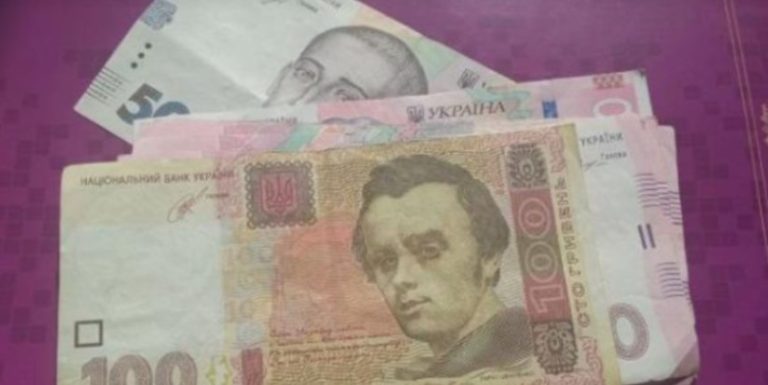 Мій чоловік заявив мамі, що більше грошей їй не буде давати і просив не сподіватися на нашу допомогу на старості років!