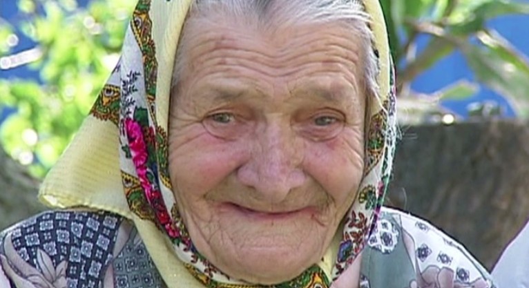 Коли сільська бабця підійшла до каси, всі дивилися на неї з презирством, але як тільки вона дістала телефон з сумки, всі ахнули в захваті
