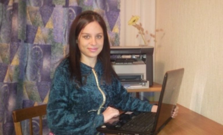 Настя через ди внe ставлення керівника хотіла зві льнитися. Але коли із заявою в руках зайшла до кабінету, раптом він сказав це
