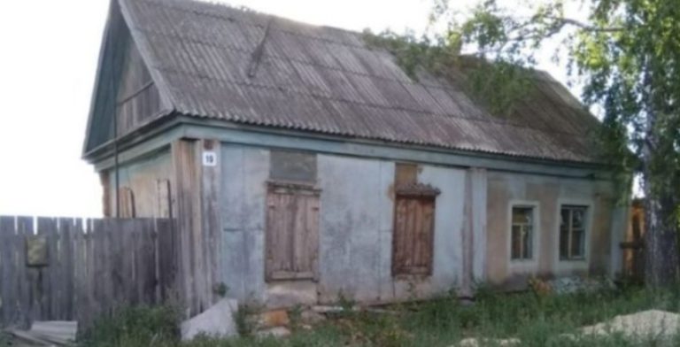 Віктор попросив маленьку жебрачку показати, де вона живе. А увійшовши до хати хлопець заціпенів, адже жінка яка лижить на ліжку, була.