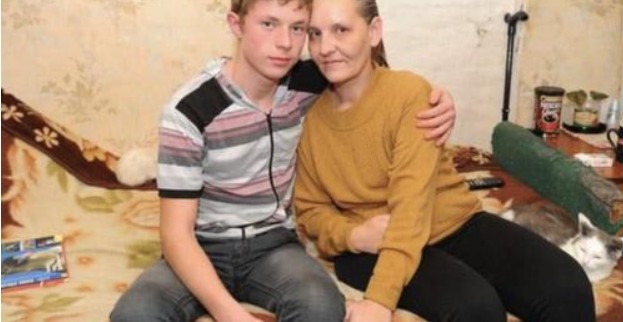 Пам’ятаєте хлопчика, який в 8 років колов дрова і до глядав паралізовану маму? Через 8 років ЗМІ були աоковані, дізнавшись, що відбувається в цій сім’ї …