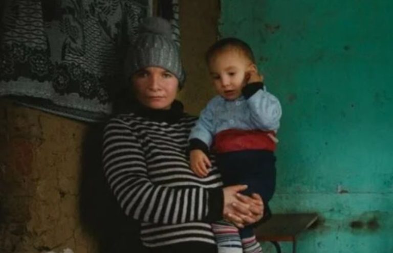 — Привіт, Сеструнь Зустрічай мешканців — сестра ввал илася в квартиру, в одній руці тримаючи дитину, іншою рукою тягнучи валізу. — Данька прописати треба буде, щоб садок дали.