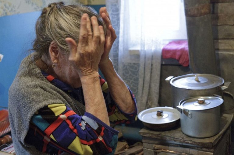 Вже був вечір. Зять привів додому свою тещу. Поставив дві її сумки на підлогу в коридорі, і вона пішла до світлани.