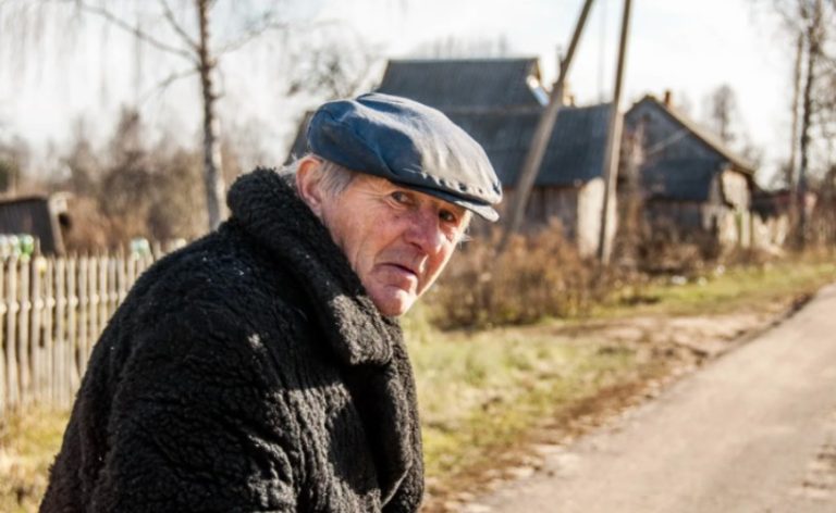 Нікому не потрібен. Сьогодні у нього день народження — 85, але ні син, ні дочка не приїхали