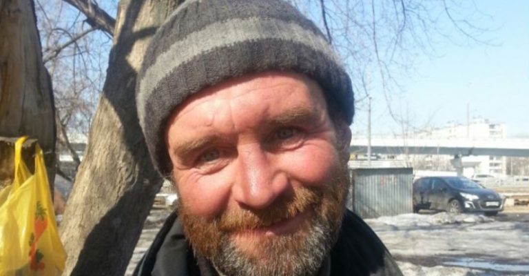 На весілля увірвався бомж, вихопив у тамади мікрофон і заспівав так, що прославився на весь світ