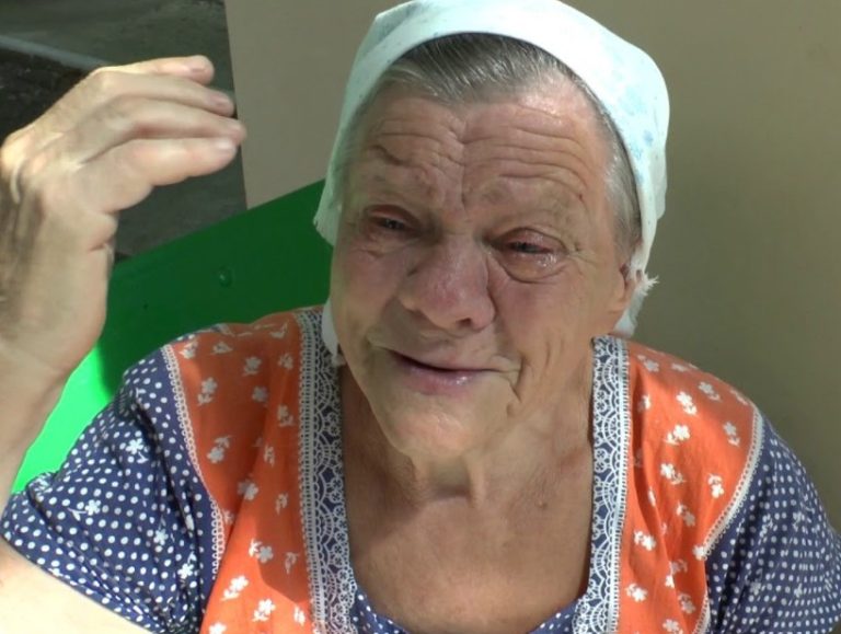 Перед відходом з життя свекруха заповіла мені свій будинок. Що зробив свекор, коли дізнався про це?