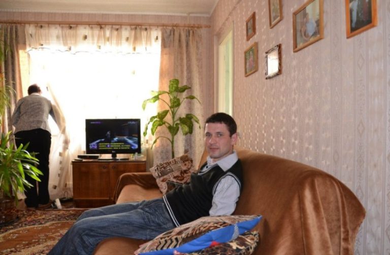 Коли Толік прийшов у квартиру батьків, щоб повідомити про роз лучення з Анею, він уявити не міг, що приблизно така ж новина його чекає від батьків.