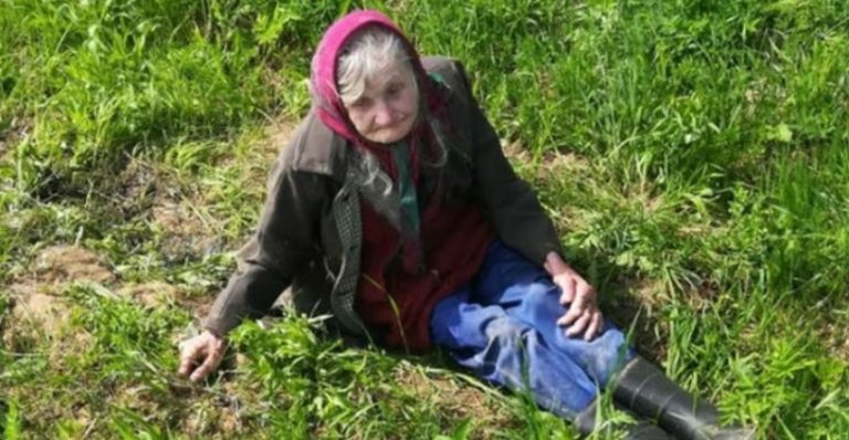 Хлопець поспішав додому, але раптом побачив на узбіччі бабусю. Вона не ворушилася. Хлопець озирнувся. Навколо не було ні душі. Він вирішив зателефонувати, але не в швидkу доnомогу.
