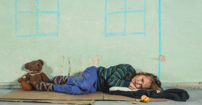 Оленка була бідно одягнена і вічно хотіла їсти. Її мама пом ерла, і тато одружився знову, привів до будинку іншу жінку. В неї вже були власні діти. Якось дівчинка попросилася до мене в гості.