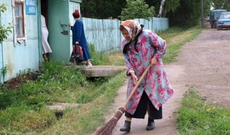 Якась літня жінка несла воду з колодязя. – Здрастуйте, а Марія Василівна тут живе? – запитав Роман. Жінка підійшла і відкрила їм хвіртку. Дивиться на них і