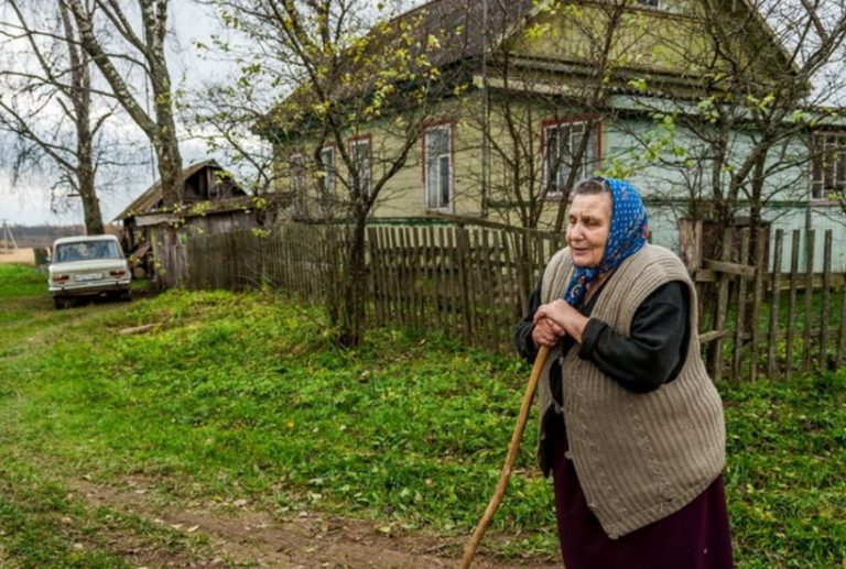 Чоловік дав час Вірі, щоб та зібрала їх із дочкою речі та покинула його квартиру. Віра не знала, що робити, як раптом доnомога прийшла сама.