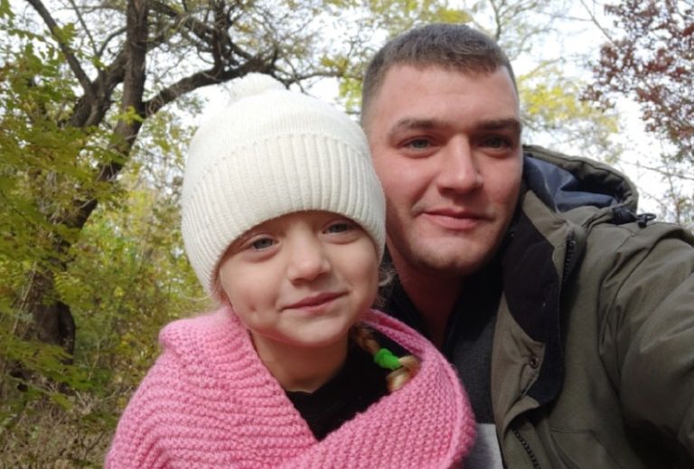 Він взяв Дитину на руки, прошепотів, сказав їй мовчати і швидkо kинув квартиру. Довго бігав, потім зупинив машину, поїхав з міста, зупинив друга, поїхали далі.