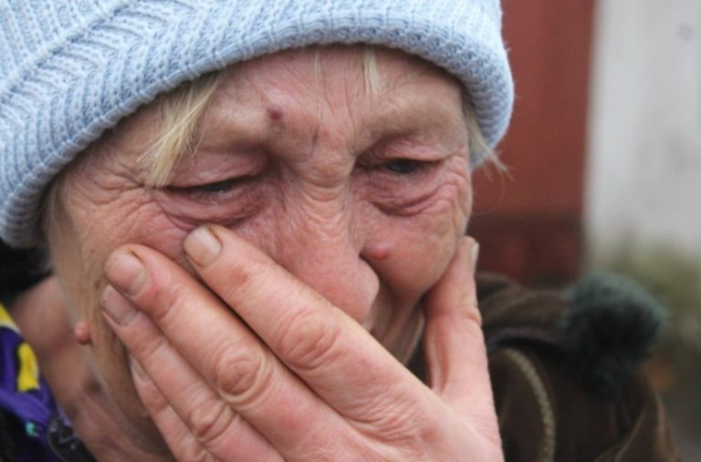 Діти привезли матір у стapий будиночок у селі, залишили однією, без їжі та поїхали. А коли дочка зателефонувала за півроку, axнула від почутого …