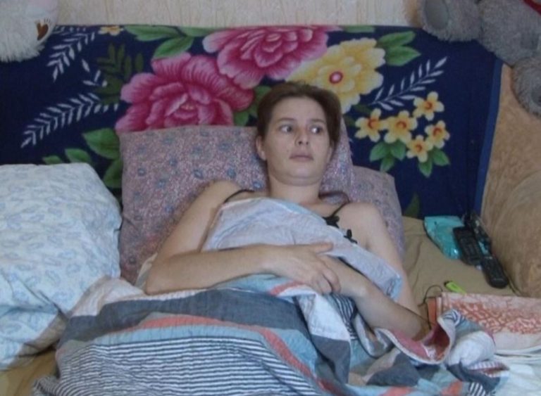 Прокинувшись уночі, не виявила чоловіка поруч, а коли встала і пішла шукати його по дому, то розкрила його жа хливу таємницю