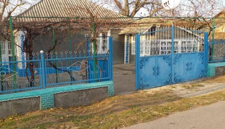Коли не ста ло мами, батько привів у будинок іншу жінку, а та вмовила його віддати нас до інтер нату і вони обоє забули про нас. І лише через кілька років, коли в нас уже були свої сім’ї, батько згадав про нас, йому потрібна була допомога