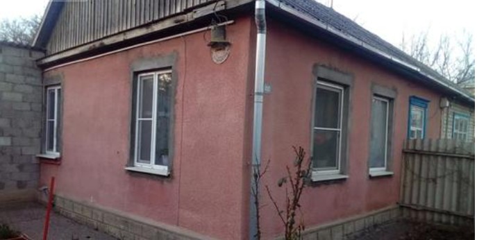 Алла вийшла з автобуса з важкими сумками в руках і пішла до дочки в гості. Жінка подзвонила у двері, але звідти вона почула чоловічий голос.