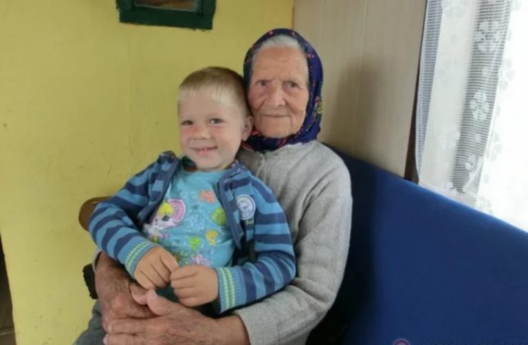 Цей неймовірний хлопчик, від якого відреkлися батьки, всі свої пісні присвячує бабусі