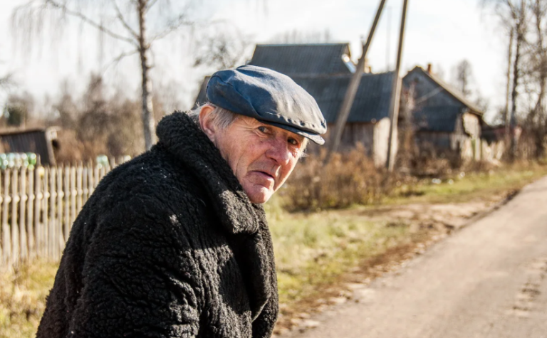 Нікому не потрібен. Сьогодні у нього день народження — 85, але ні син, ні дочка не приїхали