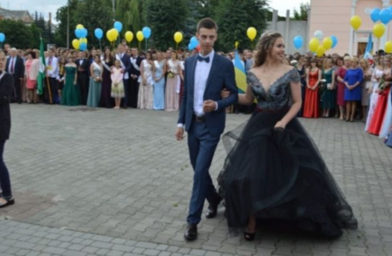 У школі Нілу обзивали ‘закомплексованою новенької ‘ Але на зустрічі випускників вона показала всім, як круто змінилося її життя Ось так поворот.