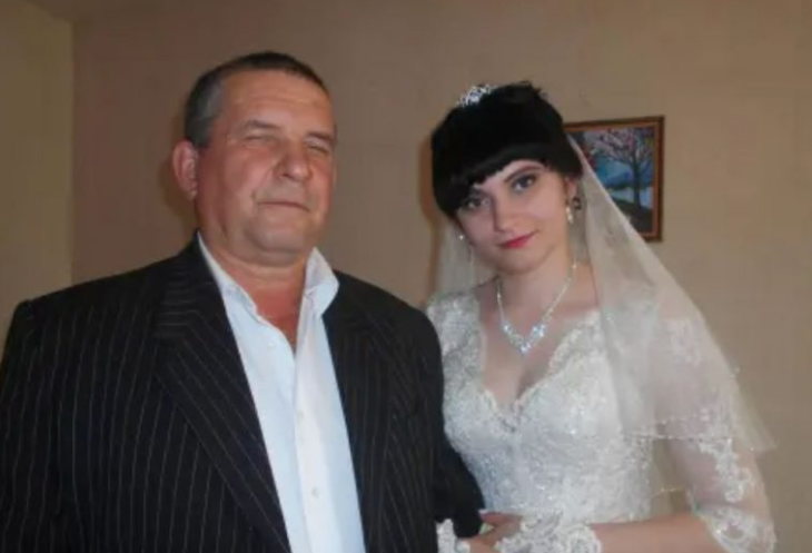 Після смер ті мами батько дуже важко знайшов собі іншу жінку. Спочатку я була рада за нього, але дізнавшись Марію краще, я жа хнулася за батька.