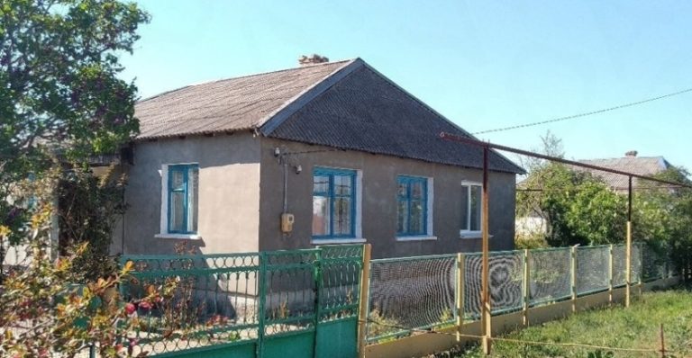 Увійшла до хати, а в коридорі, бачу, жіночі підбори та ще й зі спальні долинали звуки. Очевидно, чоловік не чекав мене з роботи так рано.