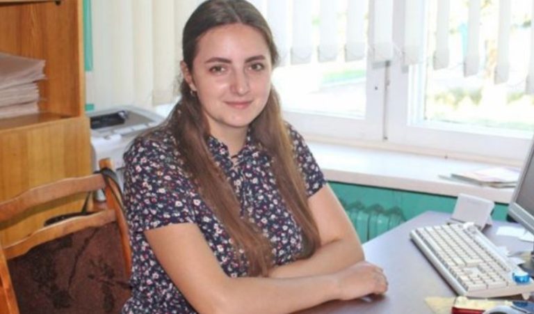 Начальник покликав Ленц до себе і повідомив, що хоче звільнити її. Вона дуже здивувалася, бо працювала дуже добре. Почувши привід звільнення, вона голосно сміялася