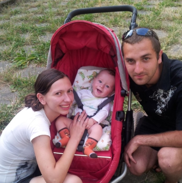 Молода пара знайшла 2 маленьких хлопчиків у відрі для см іття — а потім уси новила їх!
