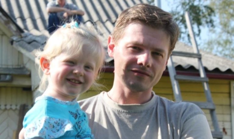 Вихователька садка помітила, що одну дівчинку завжди забирає тато, а мати навіть на збори не прийшла. Вона вирішила дізнатися все про них і запитала у колеги