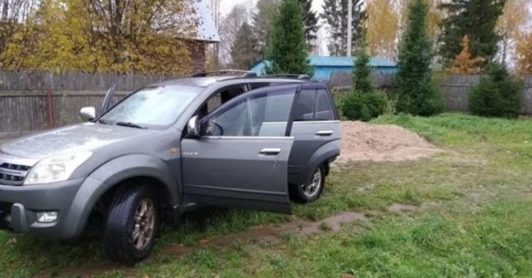 До двору під’їхало круте авто. З нього вийшов чоловік та представився новим власником нашого будинку. Виявляється