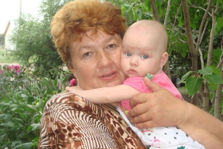 12 років тому я знайшла крихітну дівчинку, яка лежала під деревом. Я вирішила вдочерити її, хоча в той момент мені було вже 53 роки.