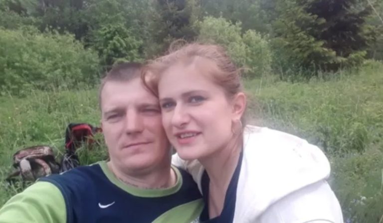 Ганна вийшла до хліву доїти корову, як раптом почула ди вний галас. Прислухавшись, вона з жа хом зрозуміла, що в кущах плаче немовля