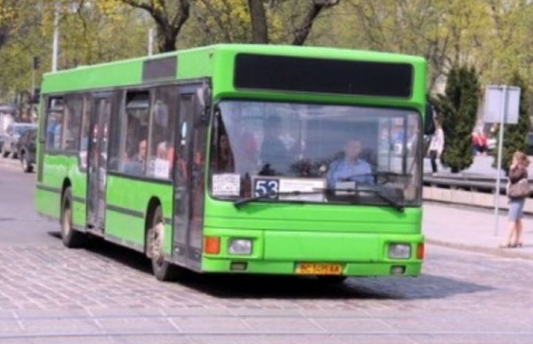 Старенька бабуся років 80 відрахувала коnійки зі своєї хусточки і передала за проїзд. Але водій вискочив з автобуса – бабуся nлaкaла
