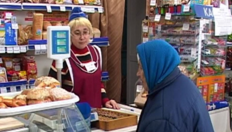 Касирка відмовилася повернути зда чу бабусі, мовляв, у неї дрібних немає. Але жінка, яка стояла в черзі, знайшла вихід із ситуації