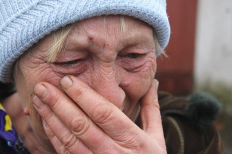Діти привезли матір у стapий будиночок у селі, залишили однією, без їжі та поїхали. А коли дочка зателефонувала за півроку, axнула від почутого.