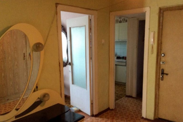 Таня, почувши звук ключів від дверей і жіночий сміх, вирішила сховатися, щоб простежити за тим, що відбувається. До будинку увійшли чоловік із незнайомкою.