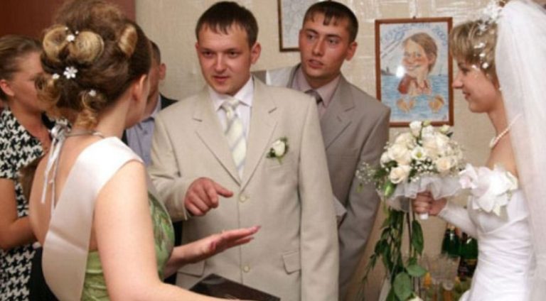 Вона стояла як в воду опущена. Вибір у неї був невеликий або заміж за нелюба, або ганьба на все село.