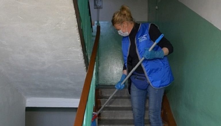 Я з дочкою винаймала квартиру в старому двоповерховому будинку. Ми жили на першому поверсі, і взимку було дуже холодно