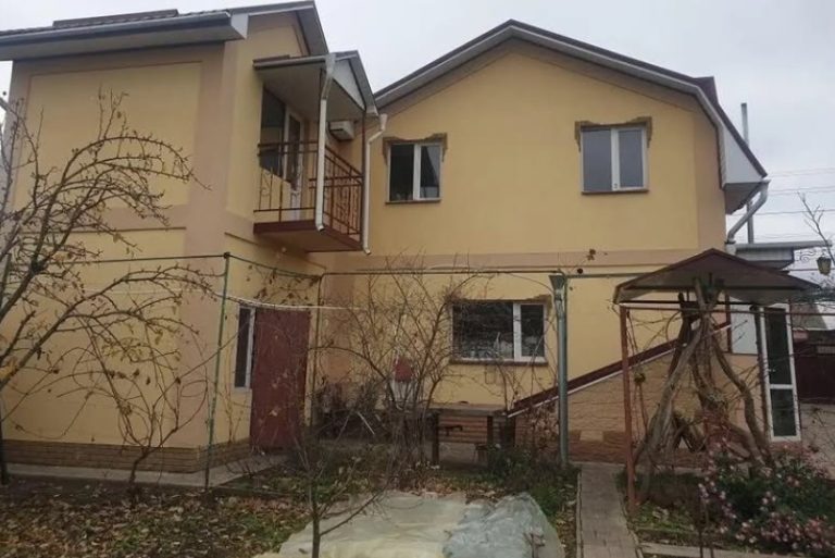 – Доню, вам треба продати свій будинок. – З чого це раптом? – Як з чого? А де Світлана жити буде? Світлана – моя молодша сестра, вона молодша за мене на 10 років