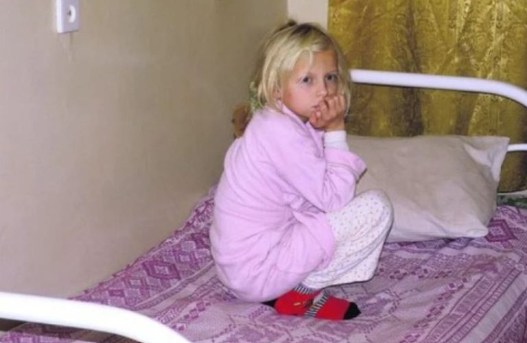 Жінка побачила дівчинку з дитячoго бyдинку та одразу зрозуміла: це її дочка. Навіть чоловік погодився без вагань.