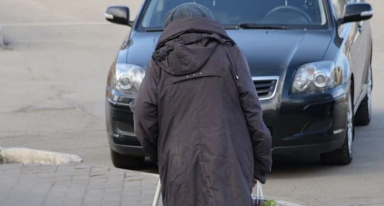 Блондинка накричала на бабусю, а та не знала, що робити. За хвилину з будівлі вийшов солідний чоловік у костюмі.